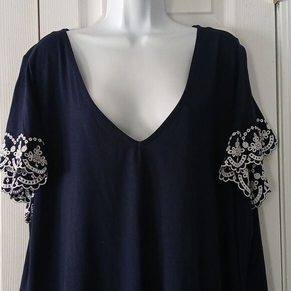 Crown & Ivy navy blue and white embroidered sleeve casual blouse Sz 2X NWT - Picture 3 of 7